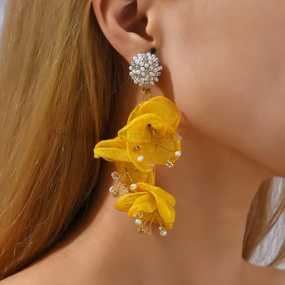 Summer vibe Yellow Floral Drop Earrings - Picture 11 of 12